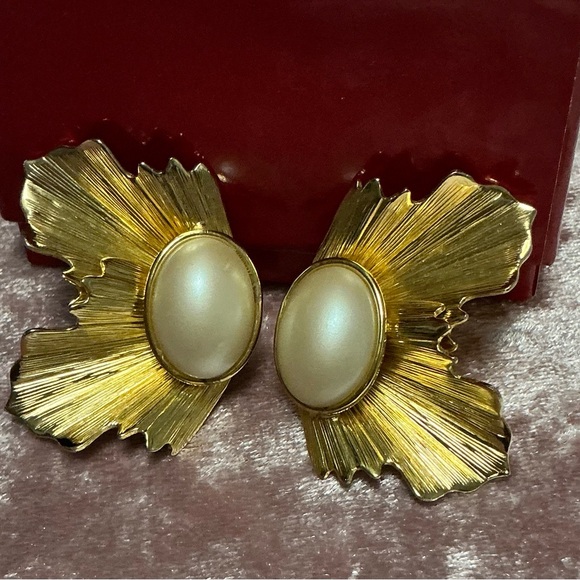 Vintage Jewelry - Elegant Vintage Gold and Cream Earrings